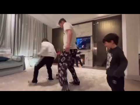 Messi jugando con sus hijos