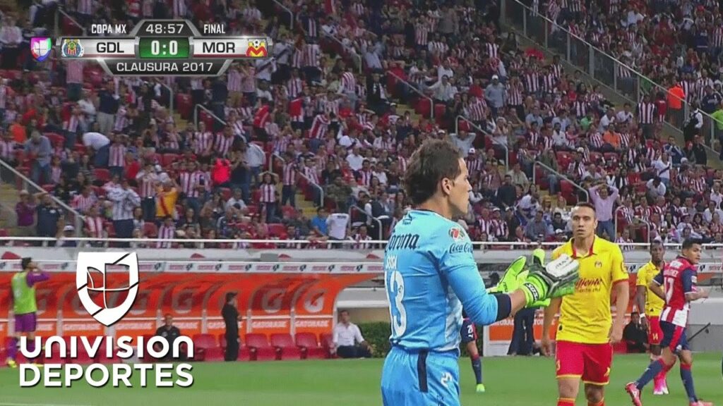 ¡Tremenda atajada de Sebastián Sosa a remate de Alan Pulido!