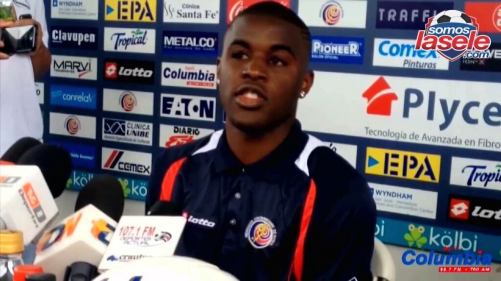 El delantero Joel Campbell encara a la prensa mexicana
