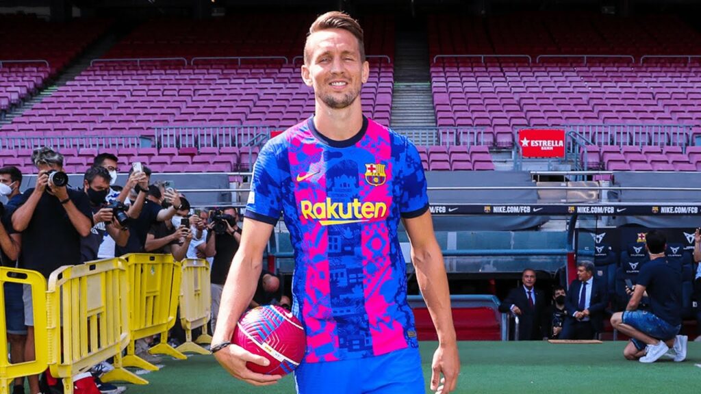 LUUK DE JONG'S FIRST TOUCHES IN THE CAMP NOU WEARING THE NEW BARÇA JERSEY!!