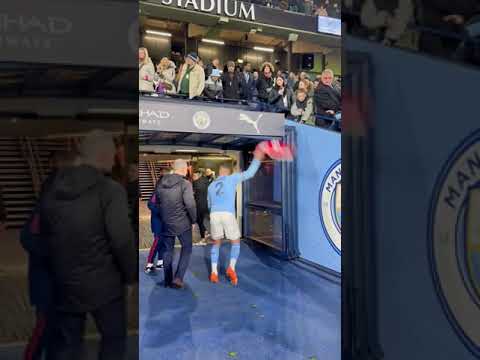 Kyle Walker threw the #Arsenal shirt right back 😭 #mancity #facup #Soccer #PremierLeague