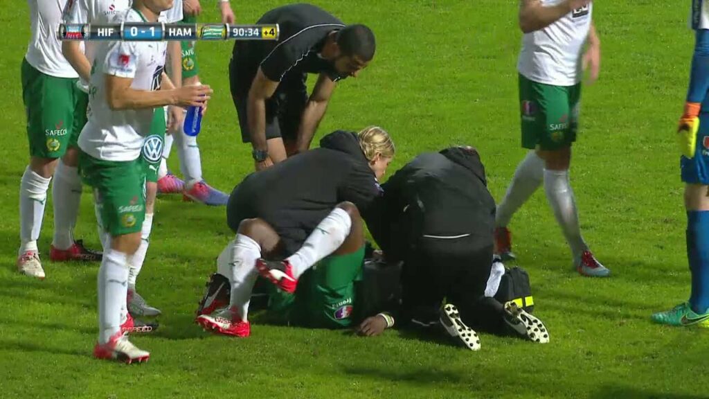 Här blir Aidoo knockad - tvingas bäras ut på bår - TV4 Sport