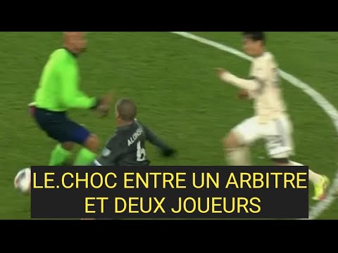 Le choc! Violente collision entre un arbitre et deux joueurs