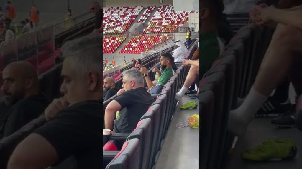 سلمان الفرج بعد الاصابه يشاهد المباراه من المدرجات