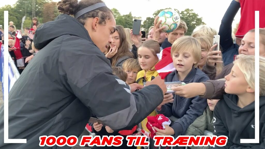 Kom med på træningsbanen: 1000 fans overværer landsholdets første træning