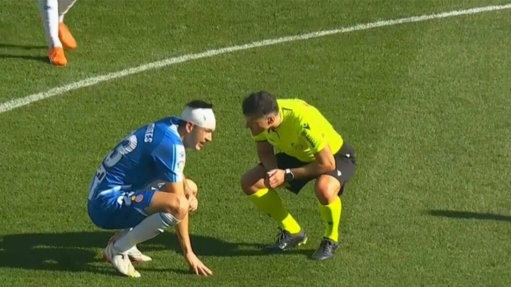 Cesar Montes sale lesionado después de un buen partido