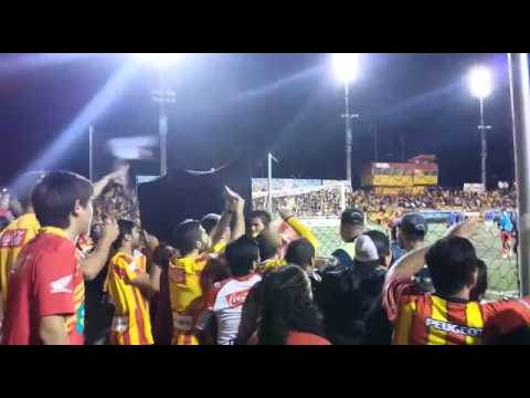 Aficionados del Herediano le tiran billetes a Francisco Calvo