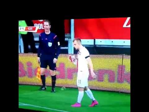 Grosicki pokazuje jak obchodzić się z barwami :)