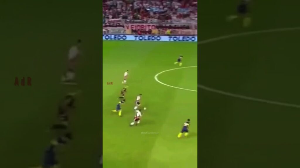 Caño de Exequiel Palacios a Pablo Perez.