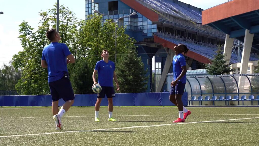 BLIND FREEKICK CHALLENGE: Damian Kadzior vs. Lovro Majer