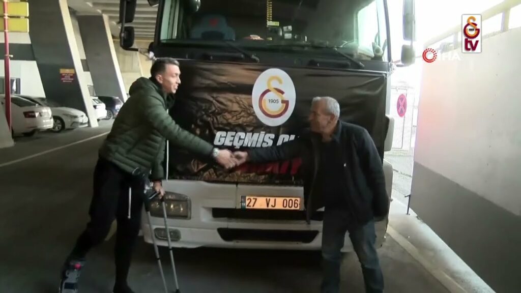 Fernando Muslera, koltuk değnekleriyle yardım kampanyasına katıldı