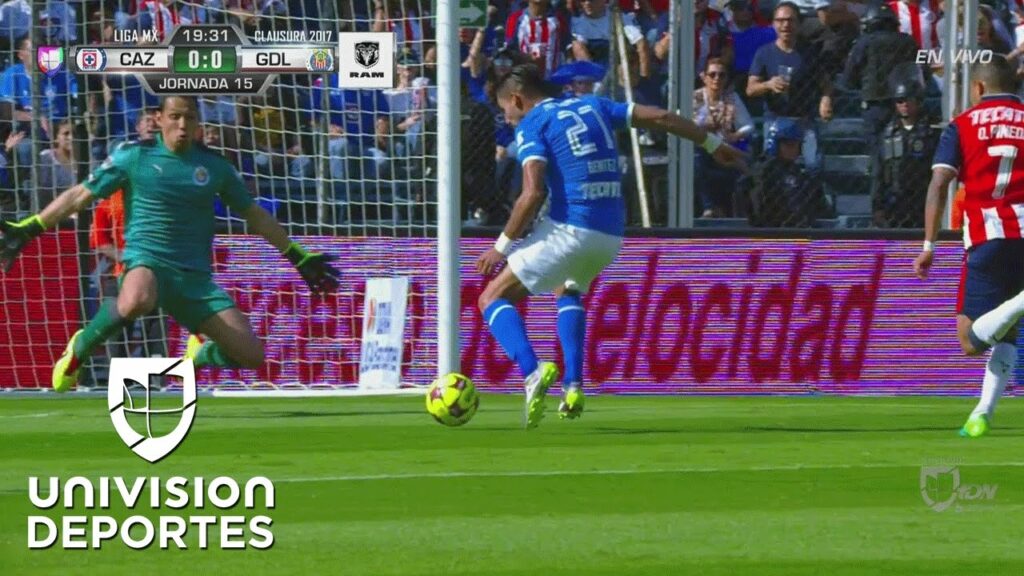 Rodolfo Cota derriba a Jorge Benítez y el árbitro marca penal Rodolfo Cota derriba a Jorge Benítez y el árbitro marca penal