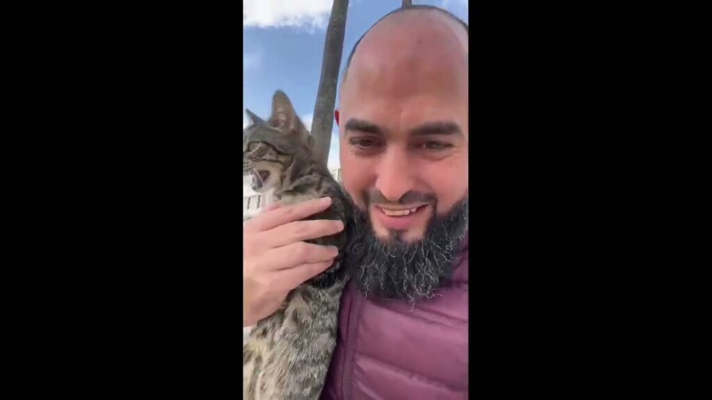 الشيخ رضوان خالق السعادة في مدينة طنجة مع الأصدقاء