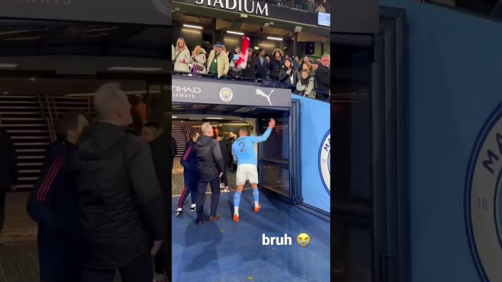 Kyle Walker Throws Arsenal Jersey Straight Back into Stands 💀🙄 #shorts #football #shortsfeed