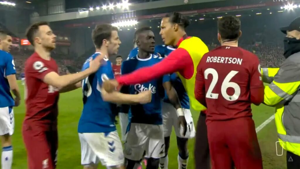 🔥 Van Dijk barges in from sideline to defend Robertson in Everton brawl