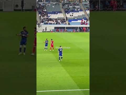 حديث  بين #علي_البليهي وزميلة السابق  #عمر_خربين خلال مباراة  #الهلال_اهلي_دبي ضمن #دوري_ابطال_اسيا