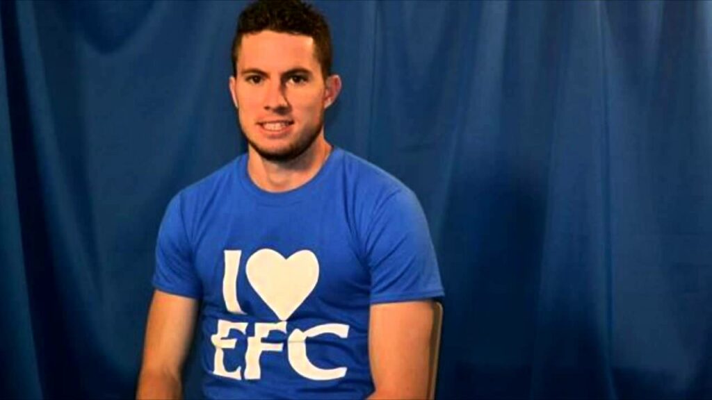 Bryan Oviedo empezará a caminar sin muletas la próxima semana