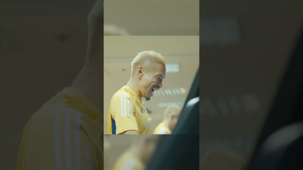 カタール到着時、サプライズで染めた髪色を隠すためにハットを被っていた長友選手 #サッカー日本代表  #長友佑都 #谷口彰悟