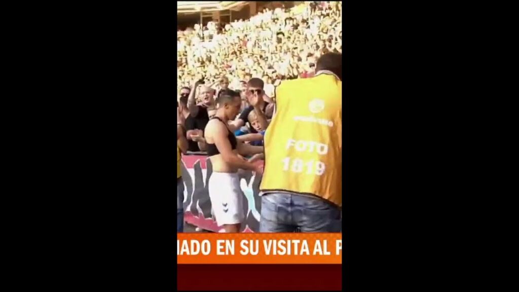 EMOTIVO REGRESO de ANDRÉS GUARDADO 😢 😭 al estadio del PSV. La afición lo ovaciona | #shorts