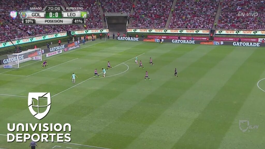 Rodolfo Cota recuesta y ataja de gran manera un disparo de Germán Cano