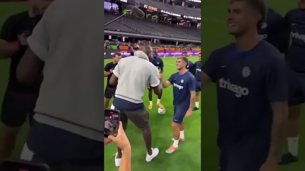 Christian Pulisic giving Kevin Garnett his own Chelsea top 🤝💙