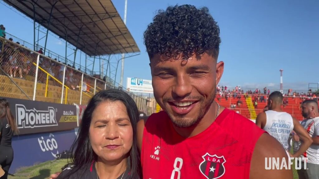 Johan Venegas recibió emotiva sorpresa de su madre en duelo de LDA ante Puntarenas