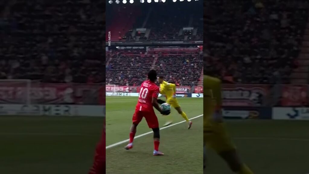 #Shorts Aksi Jahil Kiper Feyenoord Bikin Lawan Kesal Bukan Main! 😠