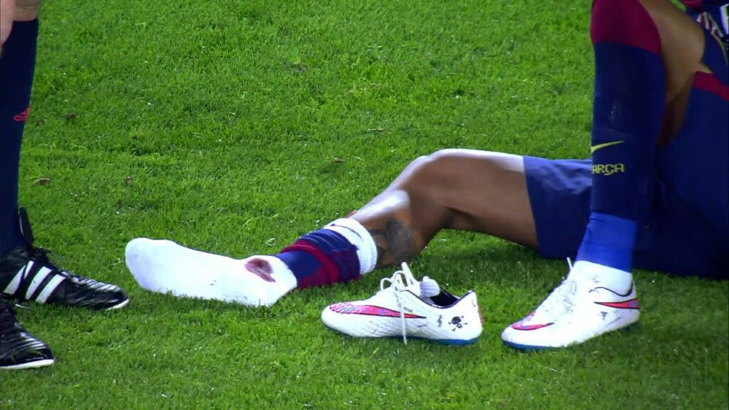 Polémica: dura entrada de Giménez sobre Neymar