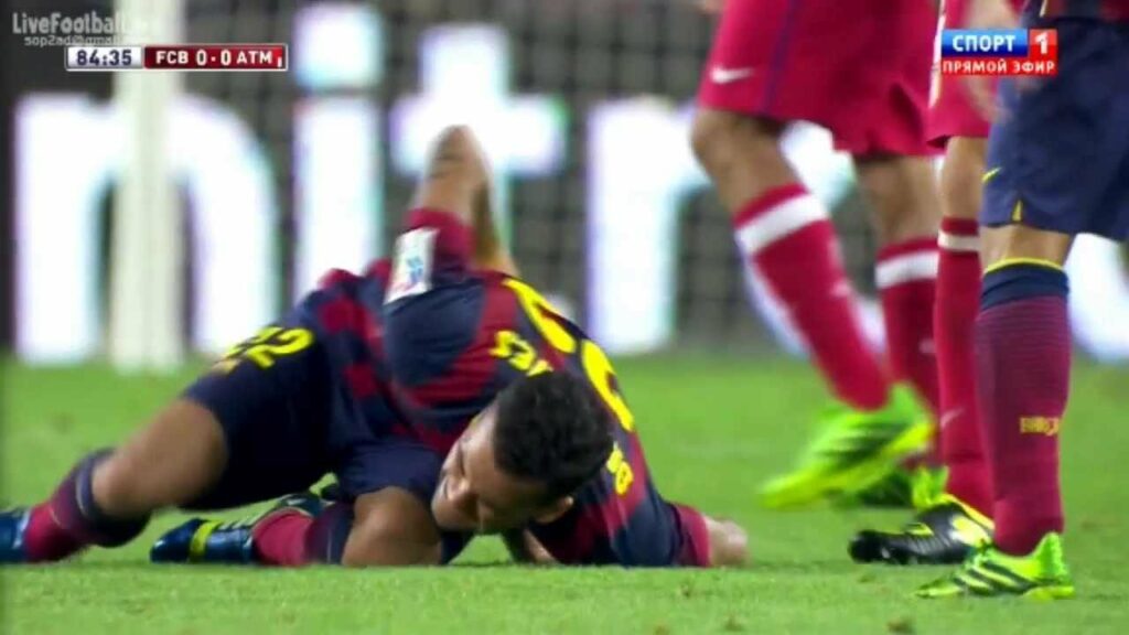 Diego Godin step on Dani Alves - Barcelona vs Atletico Madrid 28/8/2013 HD
