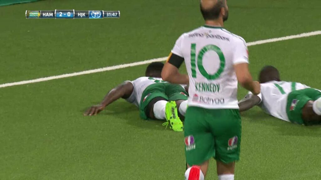 Aidoo nickar in 2-0 för Hammarby – firar med sälen – TV4 Sport Aidoo nickar in 2-0 för Hammarby - firar med sälen - TV4 Sport