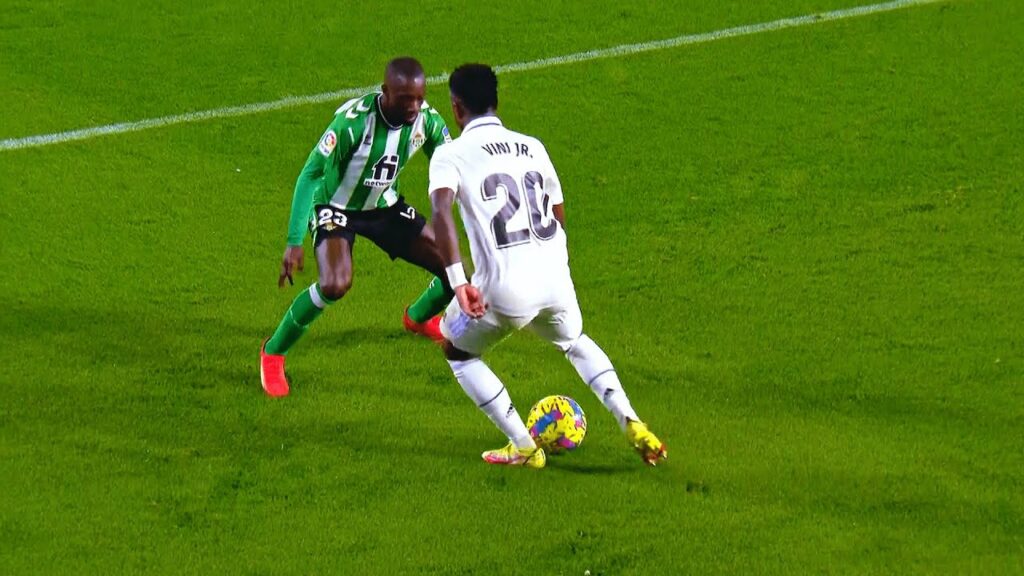 Vinícius Júnior "Nutmeg" x Youssouf Sabaly (2022/23)