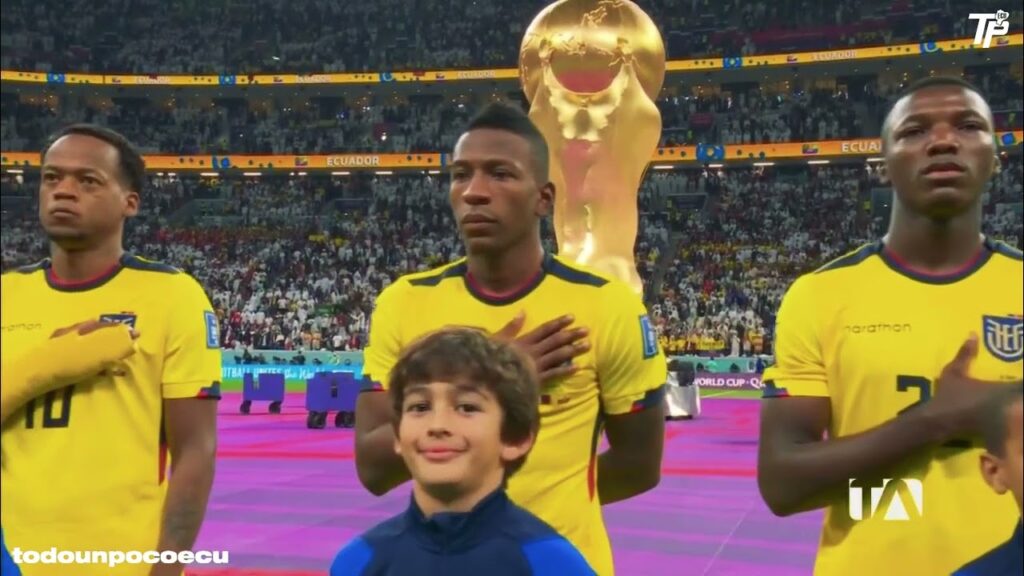 JUGADORES ECUATORIANOS SE QUIEBRAN CANTANDO EL HIMNO NACIONAL EN EL MUNDIAL