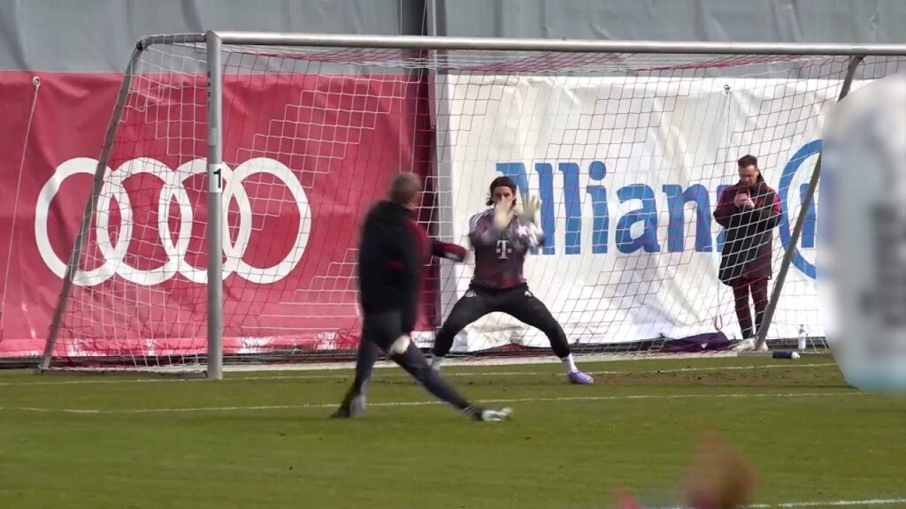Torwarttraining der Bayern vor CL-Rückspiel gegen PSG - Sommer, Ulreich, Schenk und Michael Rechner