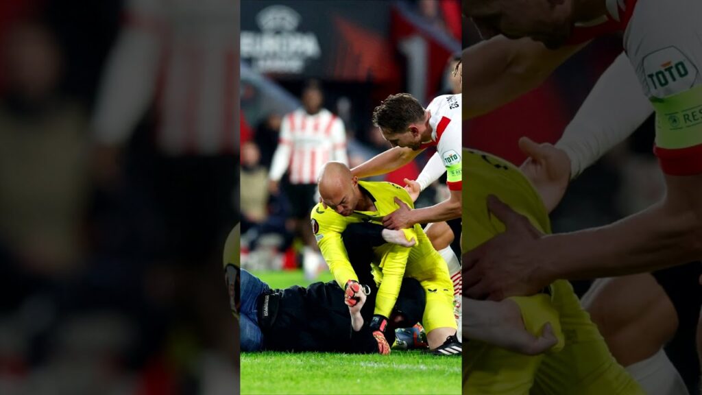 Marko Dmitrović se golpea con un hincha del PSV en la Europa League.