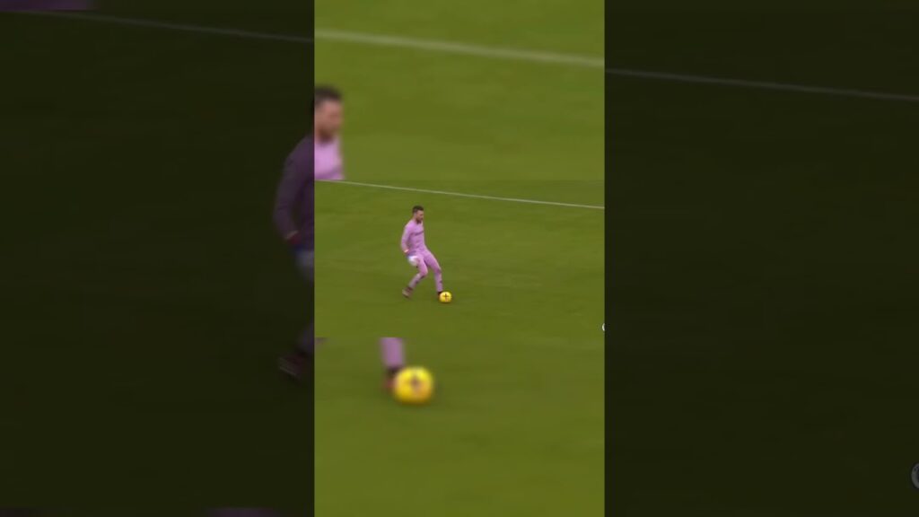 Jose Sa gives ball to Mahrez #shorts #football #viral