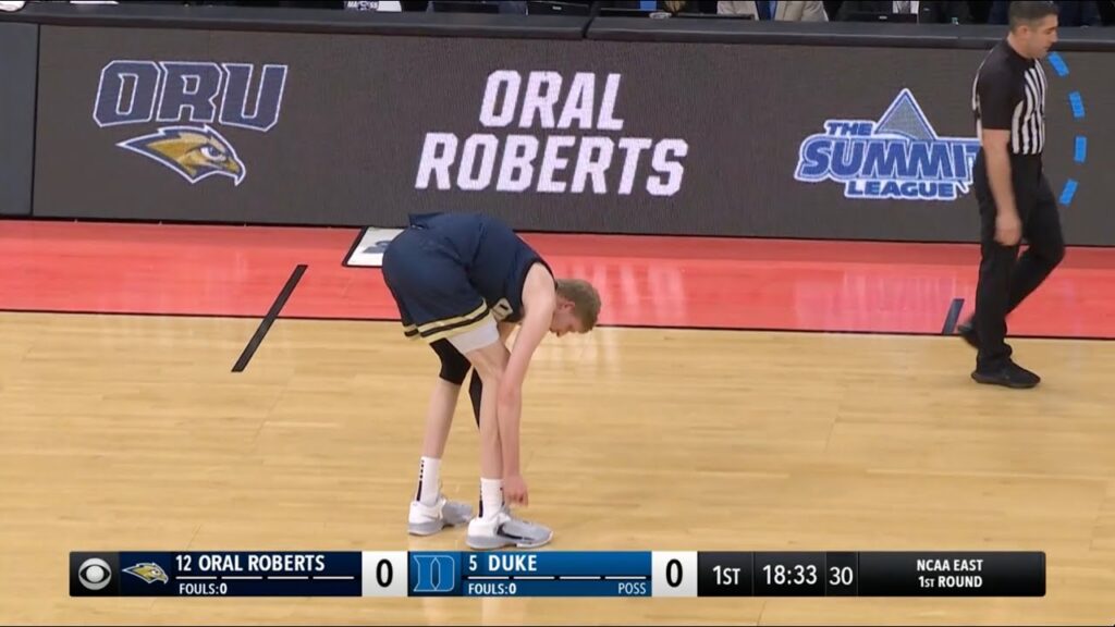 7-Foot-5 Oral Roberts Player Has Trouble Tying His Shoe 😅