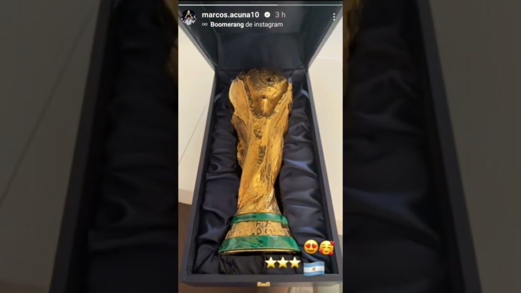 El huevo Acuña con su Copa 🏆 de Campeón del Mundo 👏