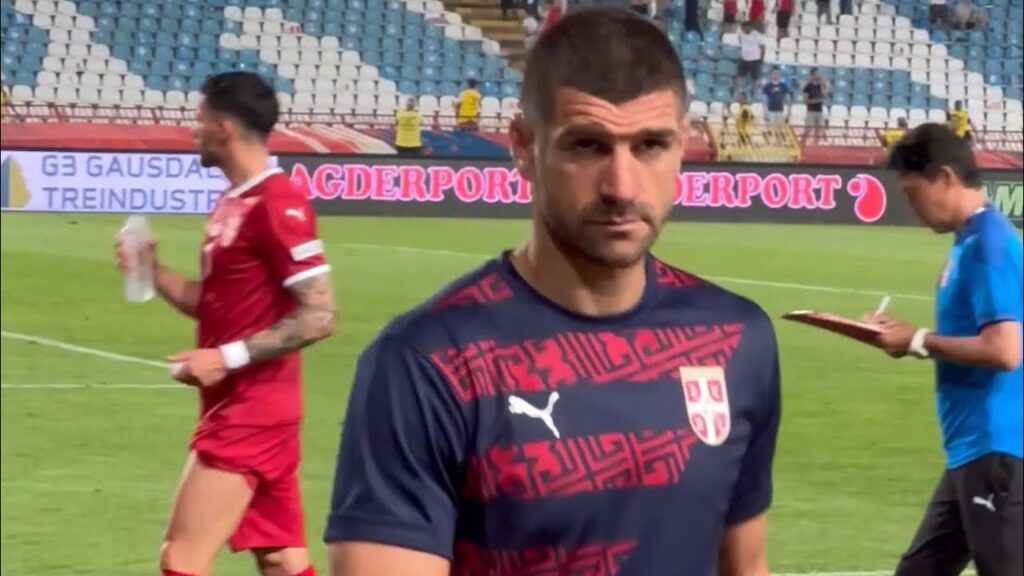 Stefan Mitrović poklanja dečaku sa tribine dres (Srbija - Norveška)