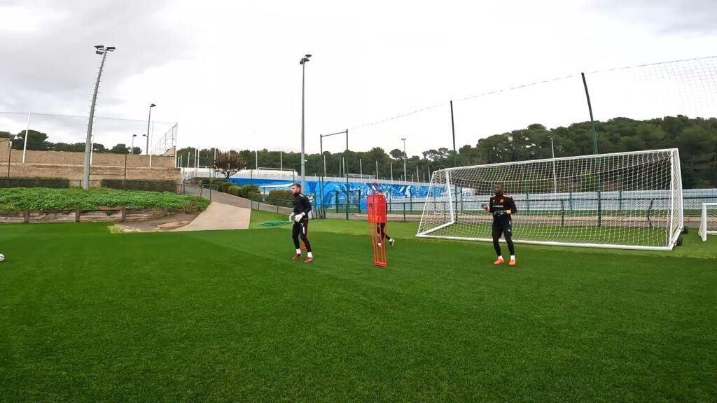 Activación mediante motricidad, juego pie y caídas (Pau López - Rubén Blanco - Simon Ngapandouetnbu)