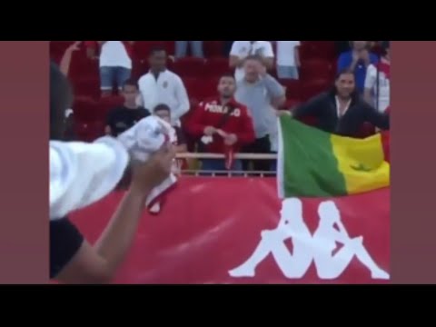 Krépin Diatta voit un supporter brandir le drapeau du Sénégal, il lui offre son maillot