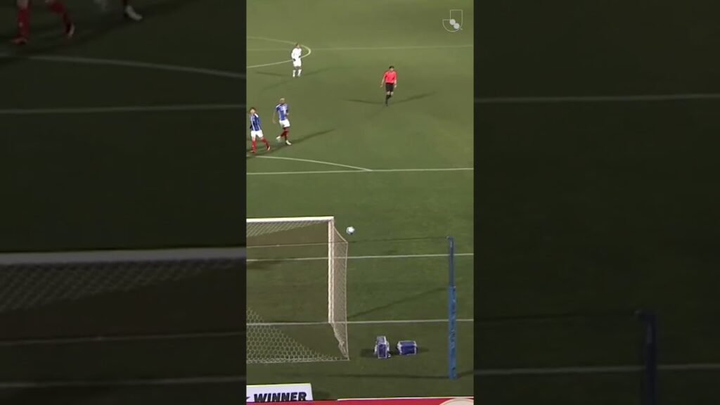 🤏 That was soooo close!!! Makoto Mitsuta with a tricky freekick 😅