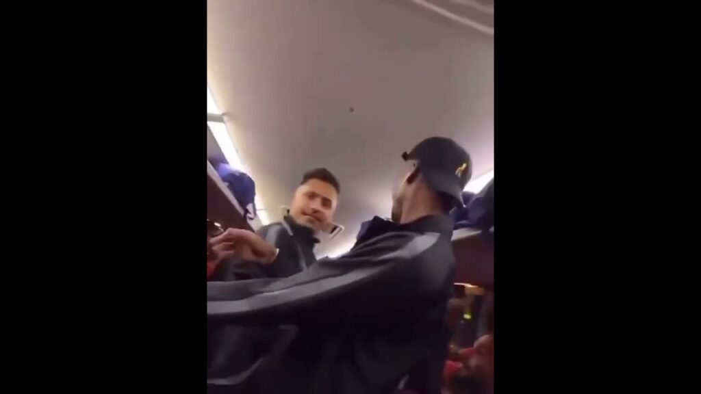 كنو يرقص هو وا لوطيان 😂😂💙#الهلال