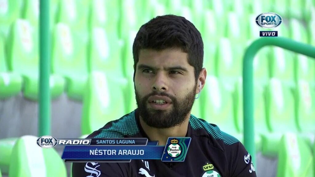 Néstor Araujo: "Si supiera algo (de Chivas) no les diría"