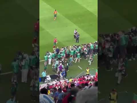 Wartawan serbu Cristiano Ronaldo  tengah minum air waktu rehat separuh masa pertama aura world cup