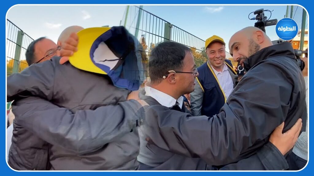 لا خسرنا مغتسلمش عليا؟.. تفاعل رائع بين الركراكي وبقية اللاعبين مع أشخاص من ذوي الهمم