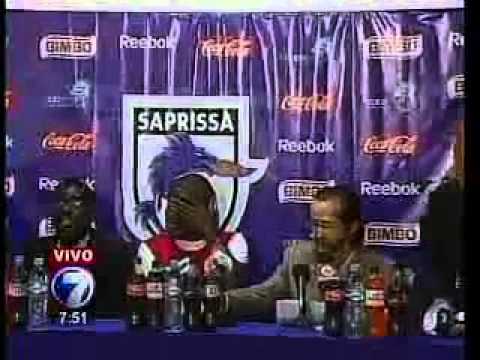 Campbell se pone la Camisa del Arsenal [Offical Video]