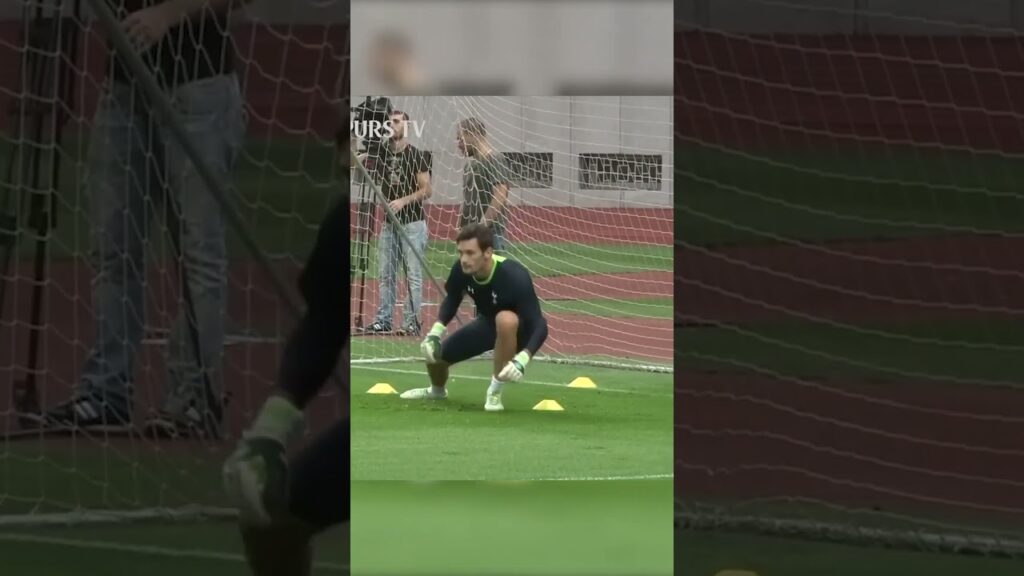 Young Hugo Lloris in Tottenham Hotspur training⚽️
