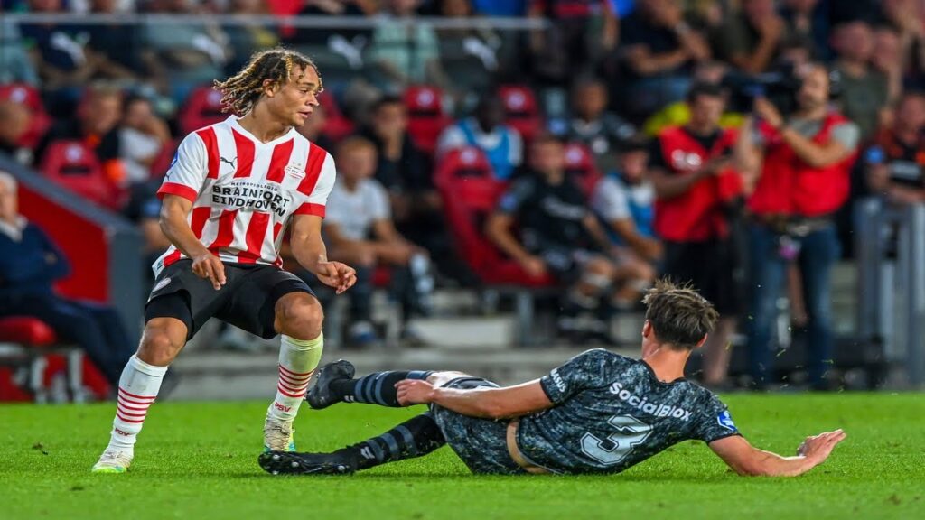 Xavi Simons always does this skills with the ball..