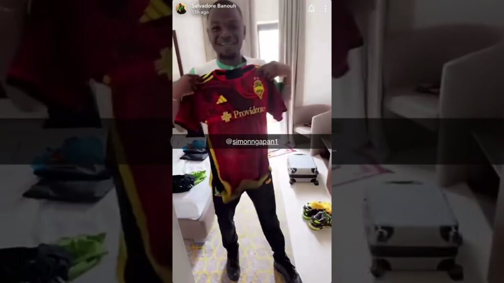 Quand Simon Ngapandouetnbu se moque Nouhou Tolo après avoir reçu son maillot des Seattle Sounders