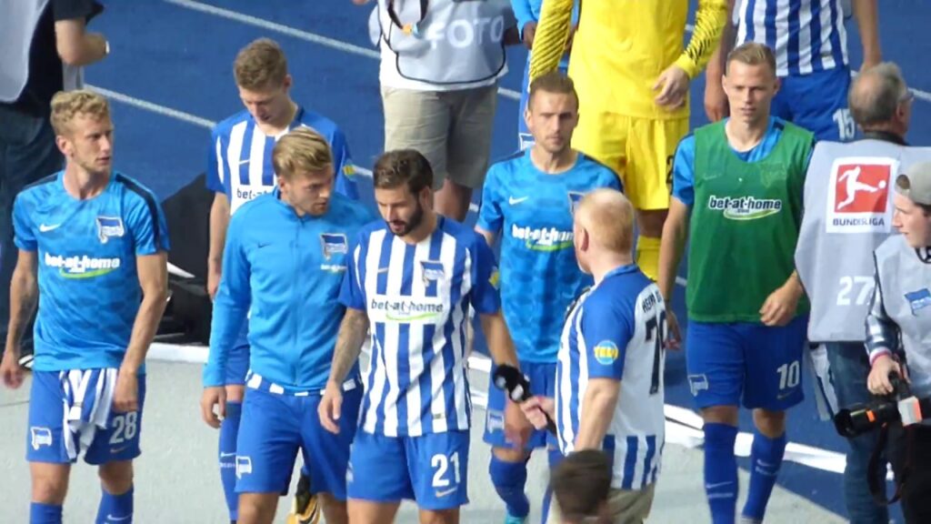 Hertha BSC Ehrenrunde mit Matthew Leckie nach 2:0-Sieg über Stuttgart
